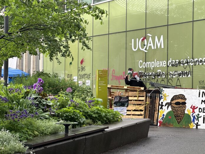 Protesters at UQAM encampment denounce a “disguised” dismantling
